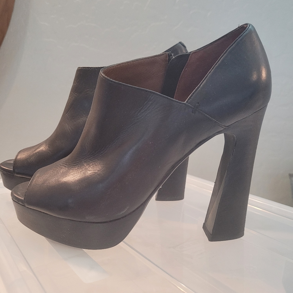 Kenneth Cole Black Leather Pumps, size 7